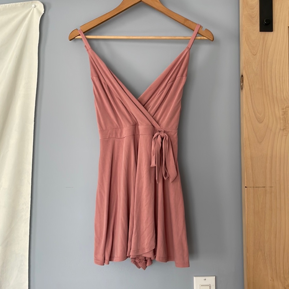 Urban Outfitters / Kimchi Blue tie romper in Rose